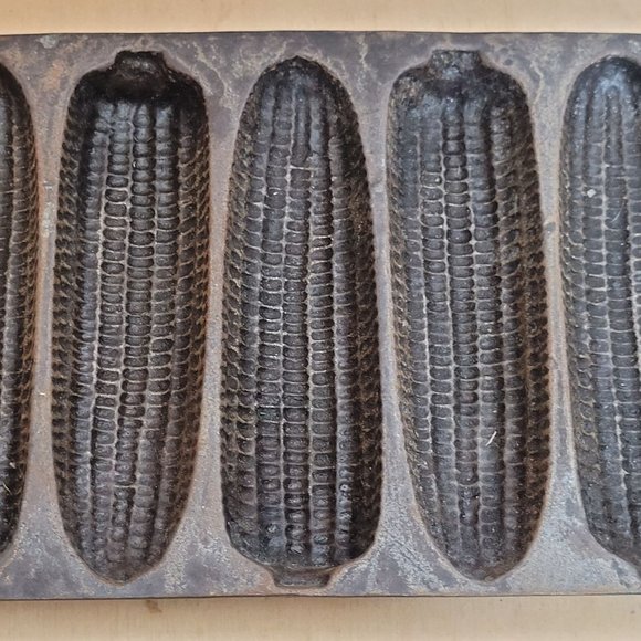 Vintage Cast Iron Cornbread Pan Made in USA Makes 7 Corn Shaped Loaves Metal - Picture 3 of 9